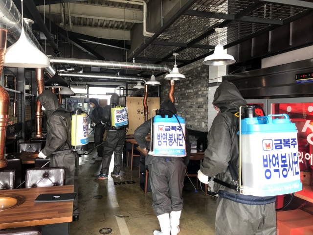 금복주 방역봉사단이 한 식당을 방역하고 있다. 금복주 제공.