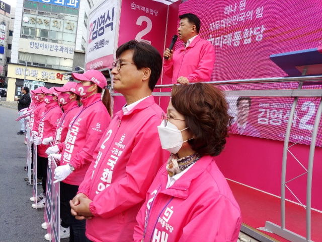 장석춘 국회의원이 미래통합당 김영식(오른쪽에서 두번째) 후보 지지를 부탁하며 연설을 하고 있다. 캠프제공