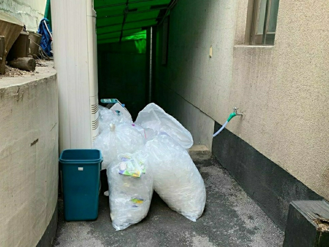 지난 주말 사전투표가 있은 한 주민센터에서 사용된 일회용 비닐장갑이 쓰레기 봉투에 담겨 있다. 독자 제공