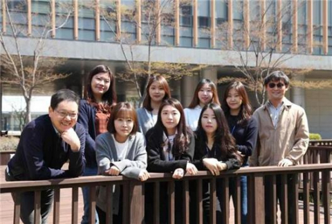 13일 면역항암제를 도출해낸 대구경북첨단의료산업진흥재단 신약개발지원센터 송민수박사(사진 왼쪽 첫번째)와 중추신경계질환팀. 대구첨복재단 제공