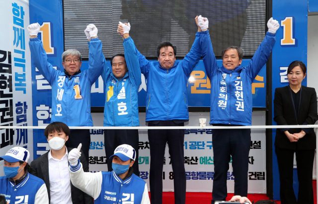 더불어민주당 이낙연 상임공동선대위원장이 13일 경북 구미 인동파출소 앞에서 구미갑 김철호, 구미을 김현권 후보 지원 유세를 하고 있다. 왼쪽은 고령·성주·칠곡에 출마한 장세호 후보. 연합뉴스