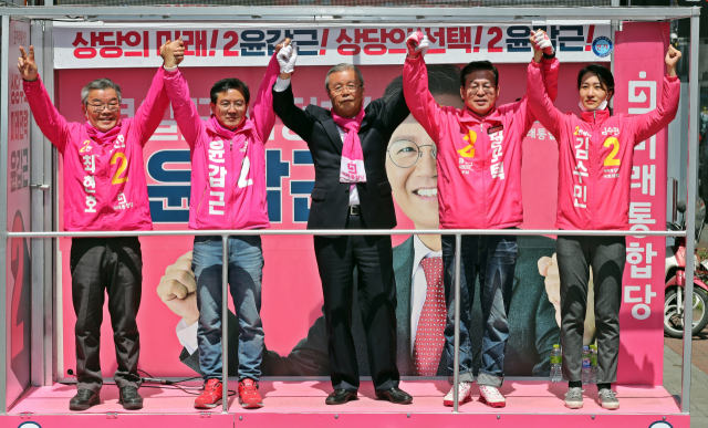 미래통합당 김종인 총괄선대위원장이 13일 오후 청주시 상당구 성안길에서 청주 권역에 출마한 후보 지원 유세를 하고 있다. 연합뉴스