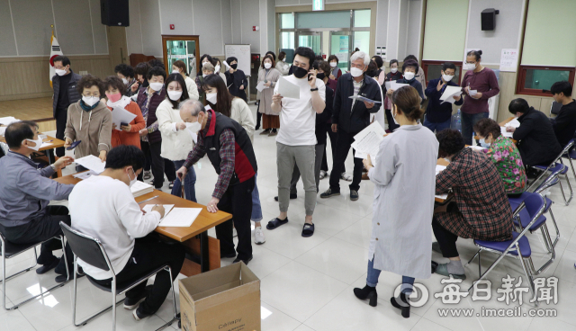 대구 서문시장 상인회사무실에서 상인들이 대구시 소상공인 생존자금을 신청하고 있다. 매일신문DB