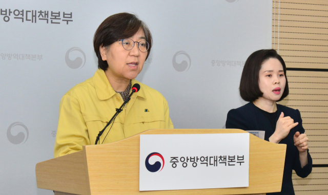 정은경 중앙방역대책본부장(질병관리본부장)이 6일 오후 충북 청주시 질병관리본부에서 코로나19 국내 발생현황 및 확진환자 중간조사 결과 등 정례브리핑을 하고 있다. 연합뉴스
