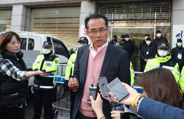 김대호 전 미래통합당 서울 관악갑 후보가 10일 오전 서울 여의도 미래통합당사에서 열린 윤리위원회 재심에 참석한 뒤 기자들의 질문에 답하고 있다. 연합뉴스