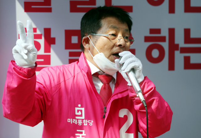 4·15 총선 경기 부천병에 출마한 미래통합당 차명진 후보가 10일 오후 경기도 부천시 소사구 일대에서 유세차량을 타고 시민들에게 지지를 호소하고 있다. 연합뉴스