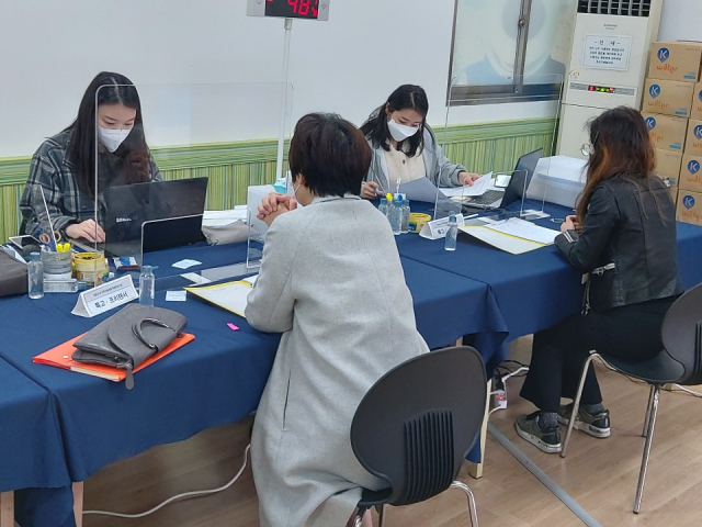 13일 오전 11시 대구시의 코로나19 지원사업 접수처 중 한 곳인 대구 수성구 황금동 어린이회관에서 특수형태 근로자, 프리랜서 등 대상자들이 상담을 받고 있다. 이수현 기자