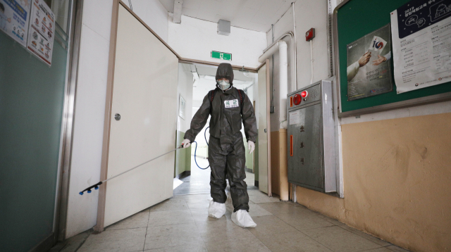 대구 중구 경구중학교에서 육군 50사단 장병들이 코로나19 확산 방지를 위해 방역작업을 하고 있다. 김영진 기자 kyjmaeil@imaeil.com