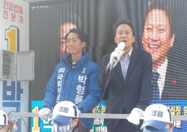 임종석 전 대통령 비서실장(오른쪽)이 13일 대구 달성군을 찾아 박형룡 후보와 공동 유세를 벌이고 있다.