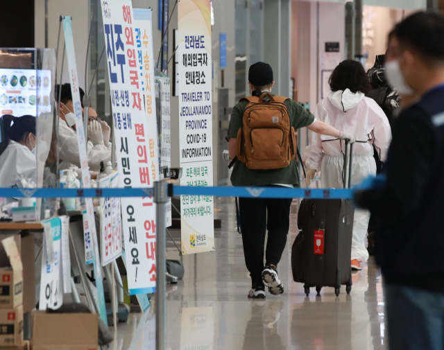 미국발 비행기 승객들이 13일 오후 인천국제공항 2터미널을 통해 입국하고 있다. 중앙방역대책본부는 미국발 입국자에 대해 자가격리 후 3일 내 전수검사를 실시한다고 12일 밝혔다. 기존 미국발 입국자에 대해서는 14일 자가격리 중 증상이 있을 때 검사를 시행하는 것이 방침이었다. 연합뉴스
