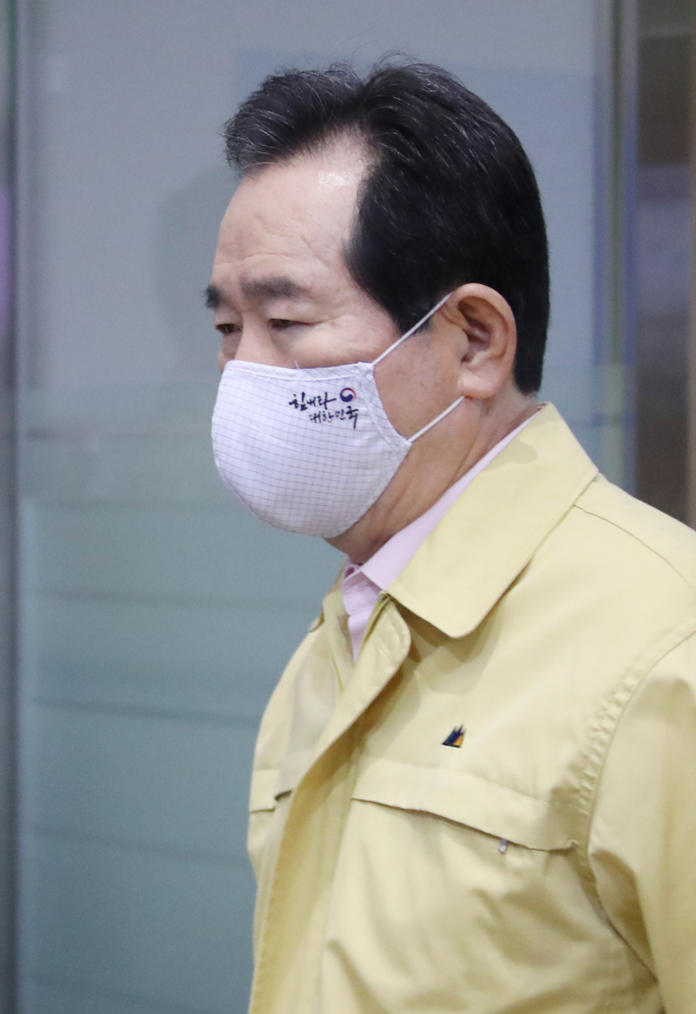 정세균 국무총리가 14일 오전 정부서울청사 중앙재난안전상황실 서울상황센터에서 열린 신종 코로나바이러스 감염증(코로나19) 대응 중앙재난안전대책본부 회의에 참석하고 있다. 연합뉴스