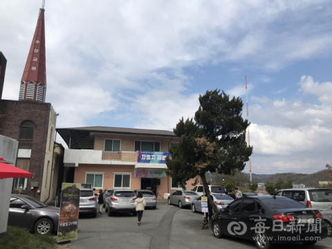 안동지역 종교계가 코로나19 확산 방지를 위한 사회적 거리 두기에 모범을 보이고 있다. 사진은 안동 수상교회의 자동차 예배 모습. 안동시 제공