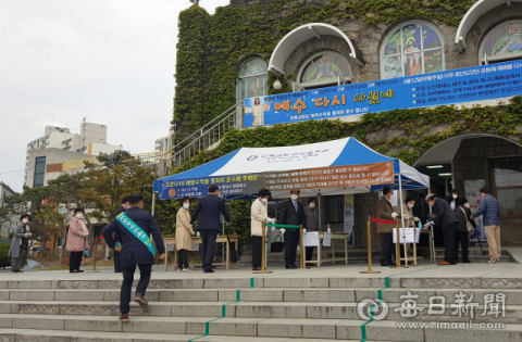 안동지역 종교계가 코로나19 확산 방지를 위한 사회적 거리 두기에 모범을 보이고 있다. 사진은 안동교회가 예배당 입구에서 철저한 발열 체크 등 방역에 나선 모습. 안동시 제공