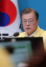 문재인 대통령이 14일 오전 청와대에서 국무회의를 주재하고 있다. 연합뉴스