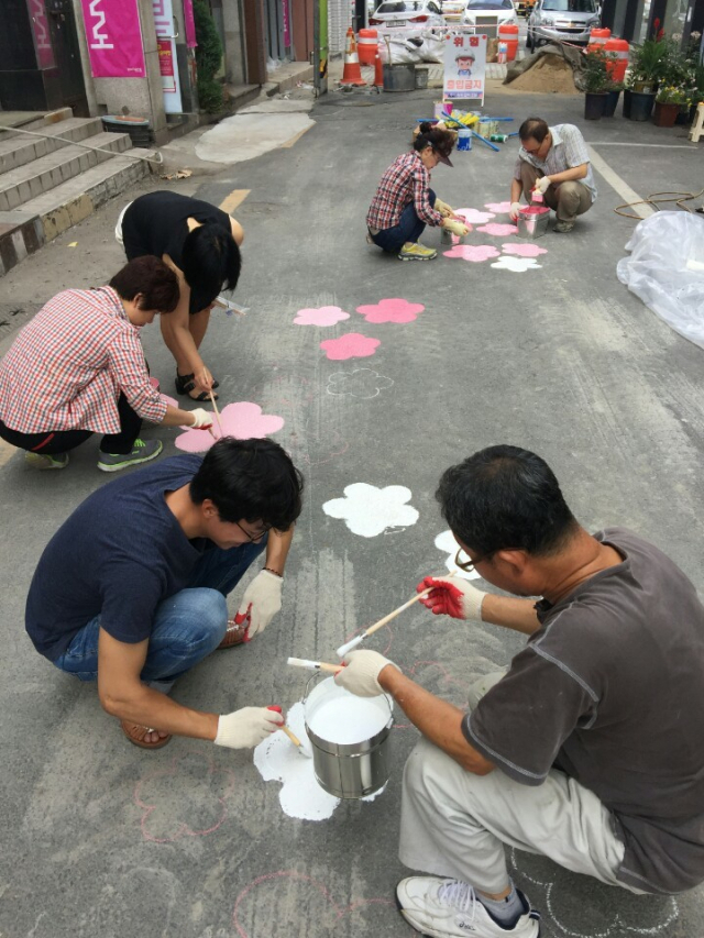 꿈틀로 입주작가들이 거리환경 조성작업을 하고 있다. 포항문화재단 제공