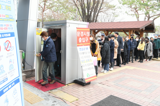 문경시청으로 들어갈수 있는 유일한 입구인 민원실 앞에 지난 1월말부터 대인소독기가 설치돼 있다. 직원과 민원인들은 이 대인소독기를 거쳐야만 청사 출입이 가능하다. 문경시 제공