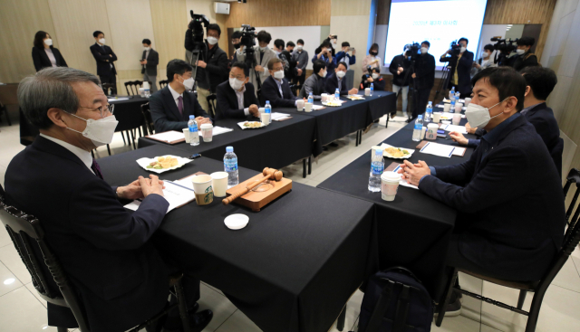 정운찬 한국야구위원회(KBO) 총재가 14일 서울 강남구 브라이드밸리에서 열린 긴급이사회에서 프로야구단 사장들과 코로나19로 연기된 시즌 개막 및 주요 사안을 논의하고 있다. 연합뉴스