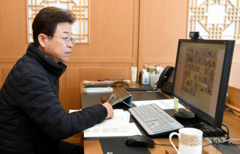 14일 열린 2021년도 국가투자예산 확보 전략 영상회의에서 이철우 경북도지사가 회의를 주재하고 있다. 경북도 제공