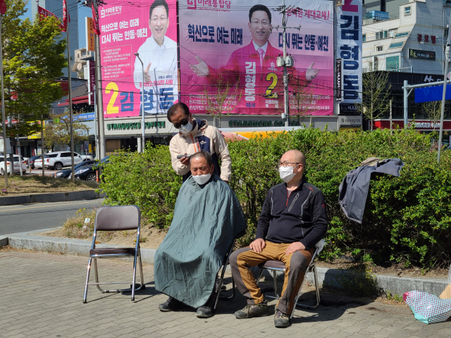 애국안동시민후보만들기운동본부와 안동태극기애국동지회 간부들이 김형동 미래통합당 후보의 사퇴를 촉구하며 삭발식을 하고 있다. 김영진 기자