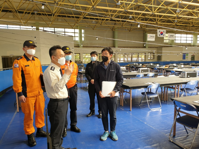 대구 수성소방서가 13일 총선 개표소인 만촌실내롤러경기장에서 화재예방건설팅을 진행하고 있다. 대구 수성소방서 제공