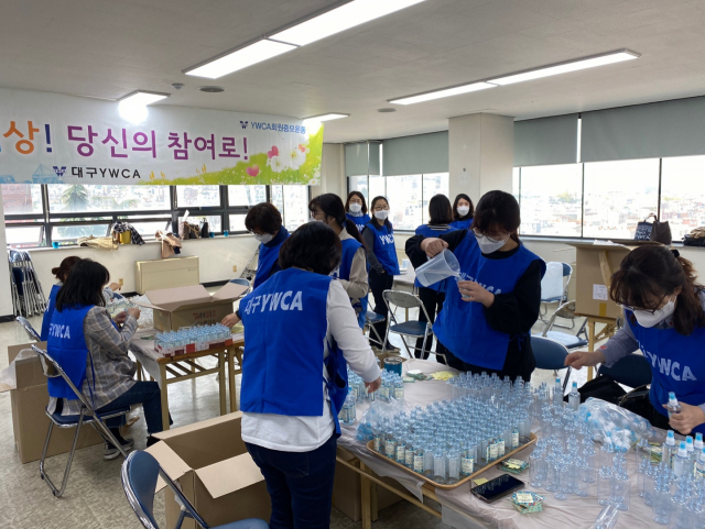 대구YWCA 직원들이 손소독제를 만드는 모습. 대구YWCA 제공