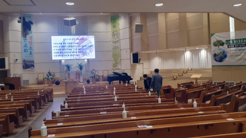안동 서부교회에서 공무원들이 예배가 진행되기 전 위생용품 비치 상황 등을 점검하고 있다. 안동시 제공