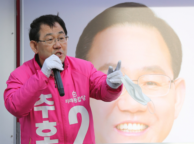 미래통합당 대구 수성갑 주호영 후보가 13일 오후 대구시 수성구 범어동의 한 주택가에서 정부 심판을 강조하며 유권자에게 지지를 호소하고 있다. 연합뉴스