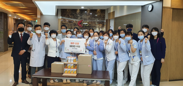 제주형 예비사회적기업 (주)파란공장이 14일 대구 달서구에 위치한 해성병원(병원장 신동건) 간호사들을 위해 비타민 100박스를 전달했다. 해성병원 제공