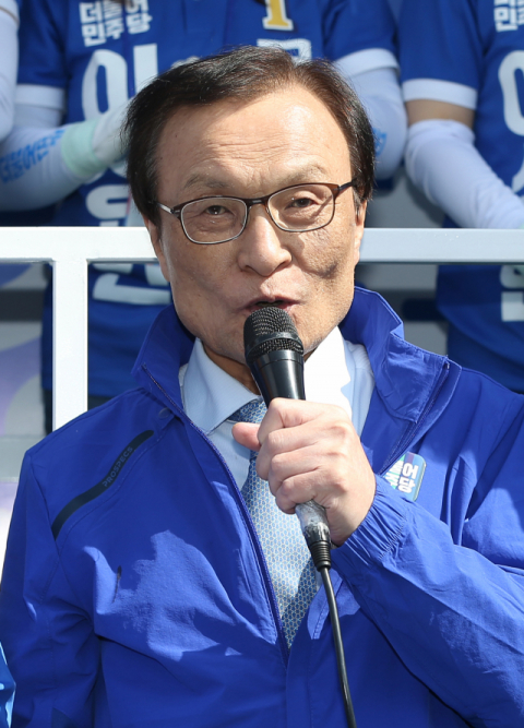 더불어민주당 이해찬 대표가 14일 오후 울산시 북구 현대자동차 명촌정문 앞 사거리에서 울산 총선 후보자들 지원 유세에 나서 지지를 호소하고 있다. 연합뉴스