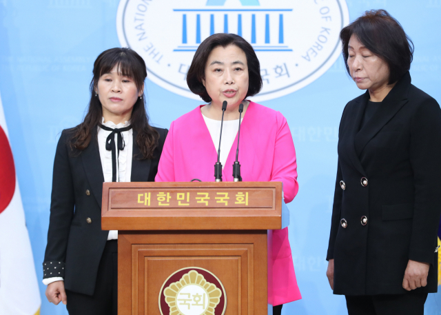 미래통합당 경기 안산단원을에 출마한 박순자 후보가 13일 오전 서울 여의도 국회 소통관에서 더불어민주당 김남국 후보가