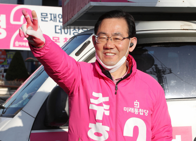 제21대 국회의원선거를 하루 앞둔 14일 오전 대구 수성갑에 출마한 미래통합당 주호영 후보가 대구 수성구 황금네거리에서 출근길 인사를 하고 있다. 김영진 기자 kyjmaeil@imaeil.com