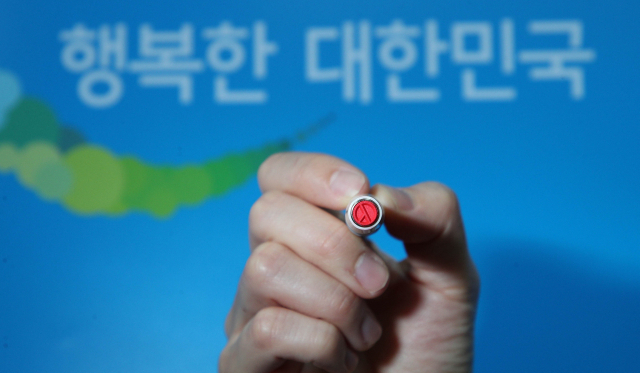 제21대 국회의원 선거일이 다가왔습니다. 코로나19 여파로 인해 사전투표일이 낮을 것이란 전문가들의 전망 속에 치러진 사전투표는 26.69%를 기록하며 역대 최고치를 갱신했습니다. 이는 방역절차와 사회적 거리두기 등을 지키며 소중한 한 표를 행사한 국민들의 주권의식과 시민의식이 만들어낸 결과입니다. 우리는 지금 코로나19 팬데믹(세계적 대유행)의 상황에서도 우리의 미래를 지켜줄, 대한민국의 미래를 위해 행동하고 있습니다. 투표에 참여하는 당신이 영웅입니다. 김영진 기자 kyjmaeil@imaeil.com