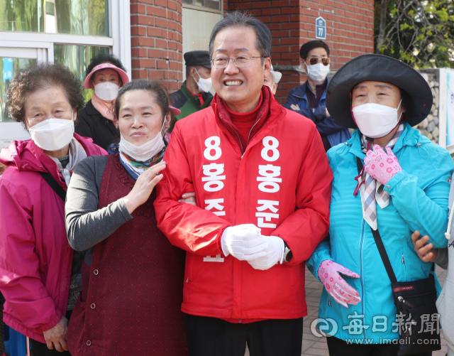 4·15 총선 투표일을 하루 앞둔 14일 오후 대구 수성을에 출마한 홍준표 무소속 후보가 용지아파트에서 주민들과 사진을 촬영하고 있다. 성일권 기자 sungig@imaeil.com