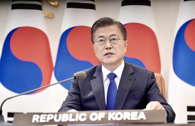 문재인 대통령이 14일 오후 청와대 집무실에서