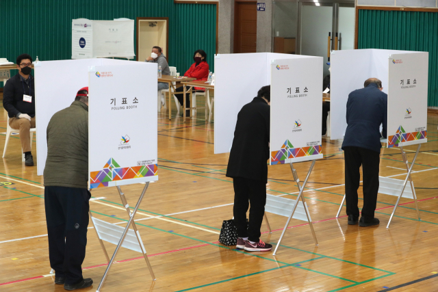제21대 국회의원 선거일인 15일 오전 제주 서귀포시 대정읍 대정초등학교에 마련된 대정읍1투표소에서 유권자들이 투표를 하고 있다. 연합뉴스