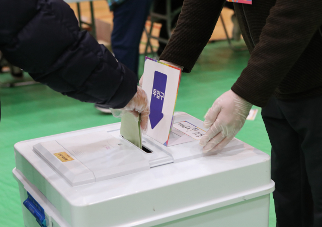 제21대 국회의원 선거 투표일인 15일 경남 창원시 의창구 용지동 창원신월초등학교에 마련된 투표소에서 한 유권자가 소중한 한 표를 행사하고 있다. 연합뉴스
