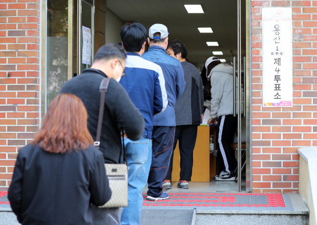 제21대 국회의원 선거일인 15일 오전 대구시 달서구 성서중학교에 마련된 투표소에서 시민들이 줄지어 서 있다. 연합뉴스