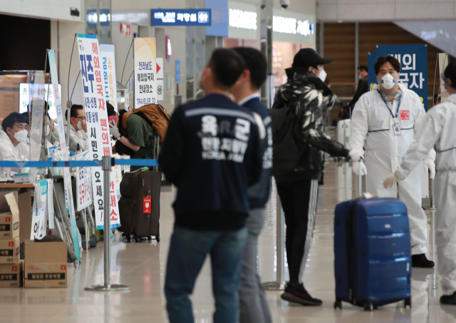 미국발 비행기 승객들이 13일 오후 인천국제공항 2터미널을 통해 입국하고 있다. 중앙방역대책본부는 미국발 입국자에 대해 자가격리 후 3일 내 전수검사를 실시한다고 12일 밝혔다. 연합뉴스