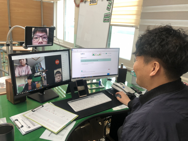 16일 7개 학년이 온라인 개학을 한다. 9일 개학한 중·고3을 더하면 400만 명이 온라인에 동시 접속할 것으로 보인다. 대구 월배초교 교사가 온라인 개학을 앞두고 화상 테스트를 진행하는 모습. 대구시교육청 제공