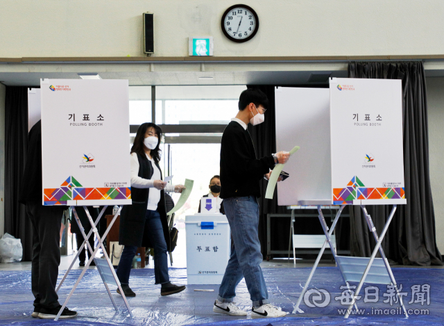 제21대 국회의원 선거일인 15일 대구 수성구 범어1동 투표소에서 유권자들이 소중한 한표를 행사하고 있다. 이날 오후 1시 현재 대구 지역 투표율은 48.4%로, 이는 지난 10~11일 사전투표율이 합산된 것이다. 전국 투표율은 49.7%이다. 우태욱 기자 woo@imaeil.com