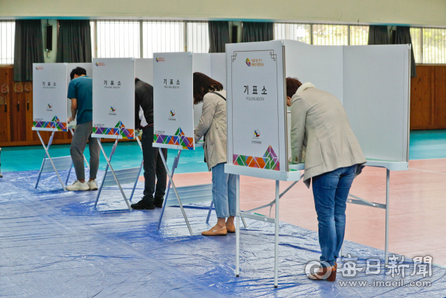 제21대 국회의원 선거일인 15일 대구 수성구 범어1동 투표소에서 유권자들이 소중한 한표를 행사하고 있다. 우태욱 기자 woo@imaeil.com