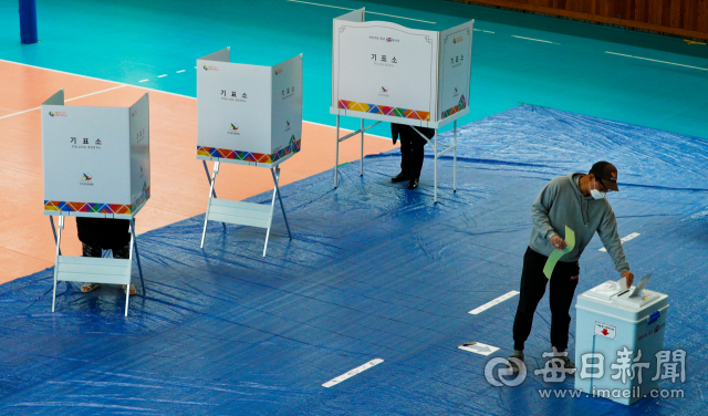 제21대 국회의원 선거일인 15일 대구 수성구 범어1동 투표소에서 유권자들이 소중한 한표를 행사하고 있다. 사진은 기사와 무관함. 우태욱 기자 woo@imaeil.com