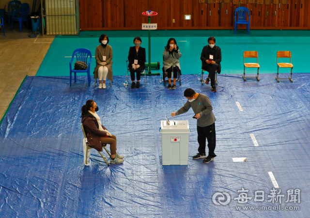 제21대 국회의원 선거일인 15일 대구 수성구 범어1동 투표소에서 유권자들이 소중한 한표를 행사하고 있다. 우태욱 기자 woo@imaeil.com