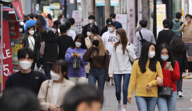 코로나19 확산세가 누그러진 가운데 16일 오후 대구 중구 동성로를 찾는 시민들의 발길이 이어지고 있다. 김영진 기자 kyjmaeil@imaeil.com