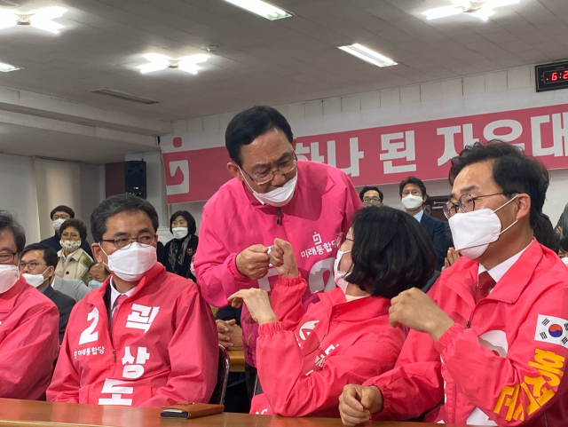 4.15 총선 개표 결과 기다리는 미래통합당 대구 지역 후보들. 김민정 기자 treemm23@imaeil.com