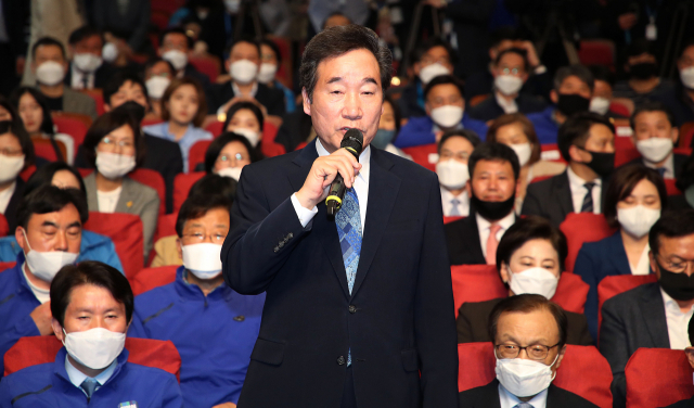 더불어민주당 이낙연 상임공동선대위원장이 15일 오후 국회 의원회관에 마련된 당 선거상황실에서 각 방송사가 발표한 출구조사 결과를 시청한 후 발언하고 있다. 연합뉴스