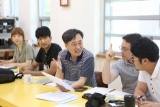 최주환(가운데) 대구시립극단 감독이 시립극단 단원들과 공연 관련 회의를 하고 있다. 대구시립극단 제공