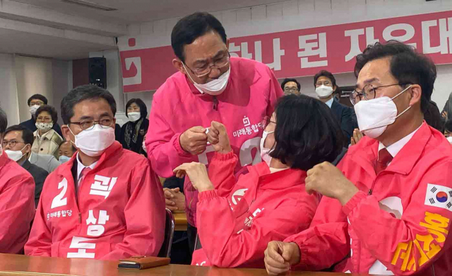 미래통합당 대구지역 4·15 총선 후보들이 대구시당 사무실에서 방송 3사 출구조사 발표 후 대구 수성갑 주호영 후보와 수성을 이인선 후보가 대구경북 싹쓸이 전망이 나오자 주먹 인사를 나누며 기뻐하고 있다. 디지털국 한지현 기자
