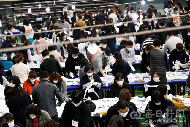15일 오후 대구체육관에 마련된 제21대 국회의원 선거 개표장에서 개표 종사자들이 사전투표지를 분류하고 있다. 우태욱 기자 woo@imaeil.com