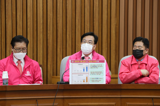 미래통합당 송언석 의원이 10일 오전 서울 여의도 국회에서 열린 원내대책회의에서 국내 방호복 부족 실태와 관련해 발언하고 있다. 연합뉴스